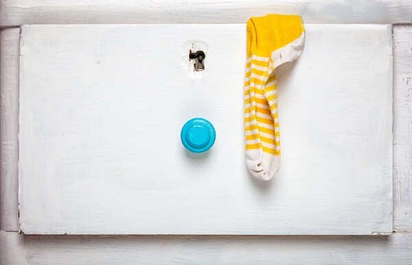 Носки торчат из ящика - понятие неряшливого человека
.