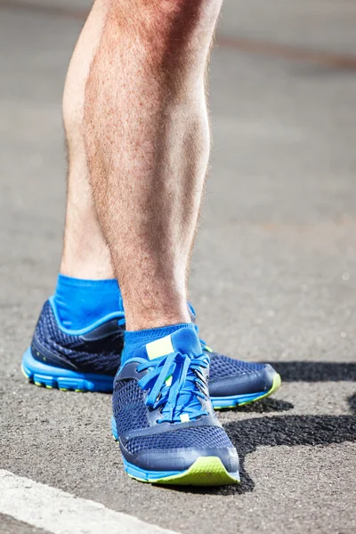 Nahaufnahme eines männlichen Läufers im Stehen. — Stockfoto