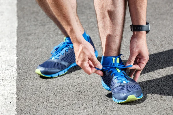 Läufer probiert Laufschuhe aus, um sich auf den Lauf vorzubereiten. — Stockfoto