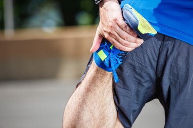 mâle coureur étirement avant l'entraînement.
