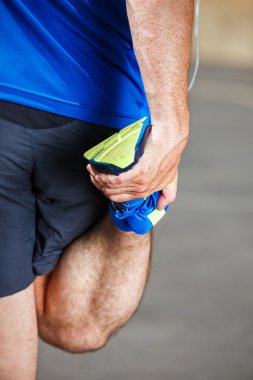 mâle coureur étirement avant l'entraînement.