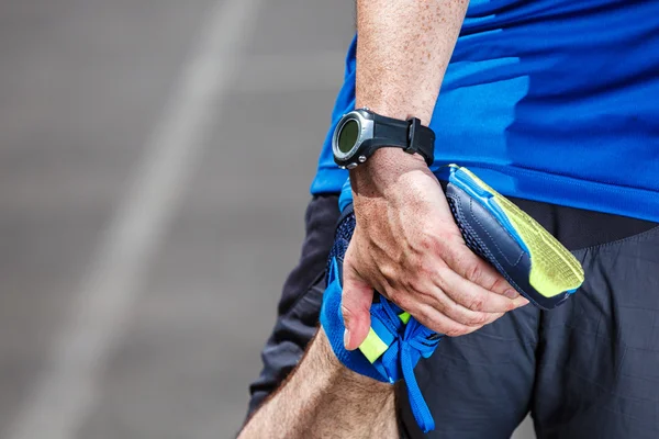 Manliga löpare stretching innan träning. — Stockfoto