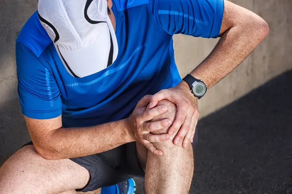 Corredor masculino con problemas en la articulación de la rodilla . — Foto de Stock