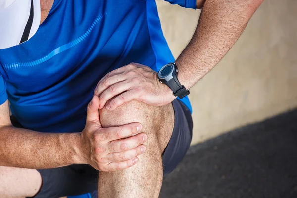 Manliga löpare har problem i knäleden. — Stockfoto