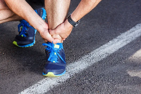 Tobillo torcido roto: lesión deportiva en carrera. Touchin corredor masculino — Foto de Stock