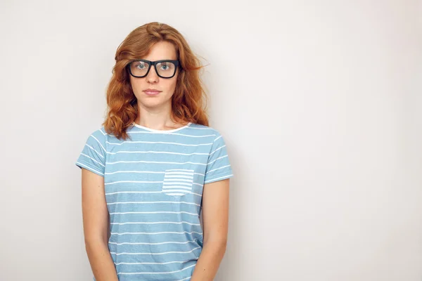 Porträt einer jungen Frau mit schwarzer Brille. — Stockfoto