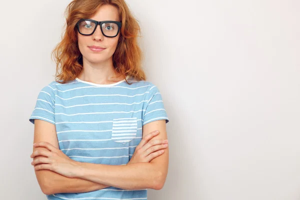 Portret van jonge mooie vrouw permanent met gekruiste handen. — Stockfoto