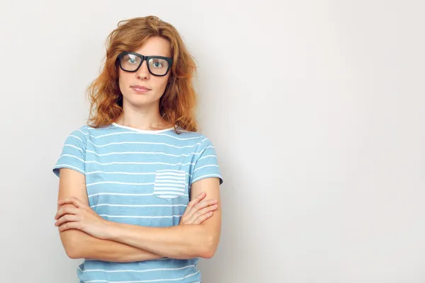 Retrato de una joven mujer hermosa de pie con las manos cruzadas . —  Fotos de Stock