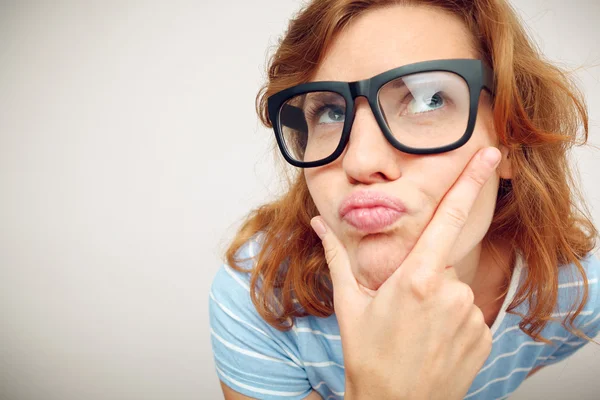 Retrato de chica divertida en duda sobre algo . —  Fotos de Stock