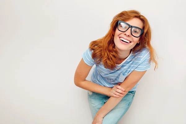 Retrato de la joven feliz con gafas negras de pie . — Foto de Stock