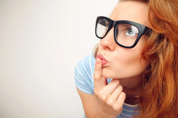 Retrato de chica divertida en duda sobre algo . —  Fotos de Stock