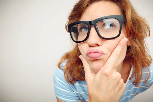 Portret van grappig meisje in geval van twijfel over iets. — Stockfoto