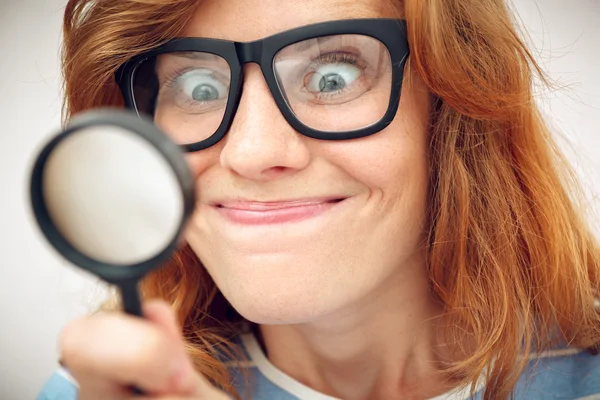 Junger Aussenseiter schaut durch Vergrößerungsglas. — Stockfoto