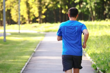 genç adam açık havada çalışan sabah.