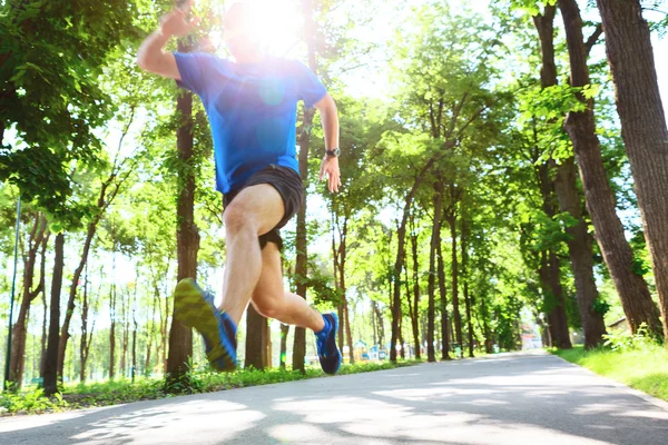 Junger Mann läuft morgens ins Freie. — Stockfoto