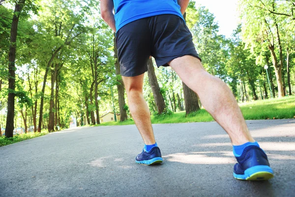 Giovane uomo che corre all'aperto al mattino . — Foto Stock