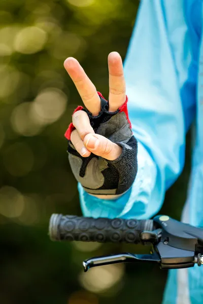 Biker showing victory sign - cycling concept image — Stock Photo, Image