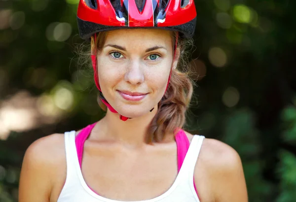 Porträt eines glücklichen jungen Radfahrers in Sportkleidung und Helm. — Stockfoto