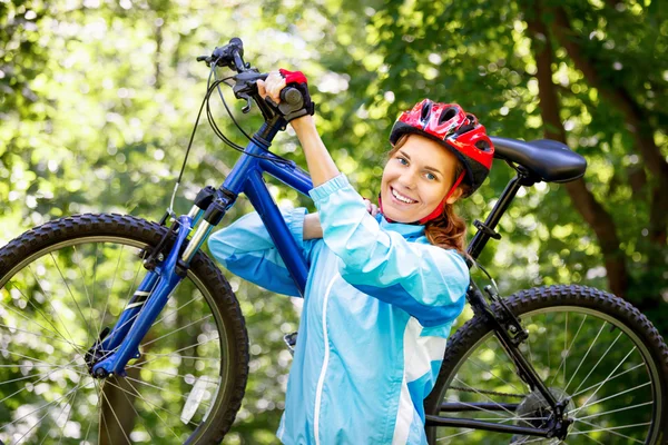 Porträt einer jungen Frau mit Mountainbike auf der Schulter. — Stockfoto