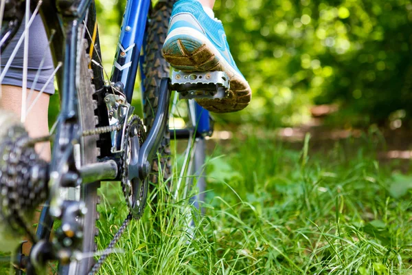 Primer plano de la mujer montando bicicleta de montaña al aire libre . — Foto de Stock