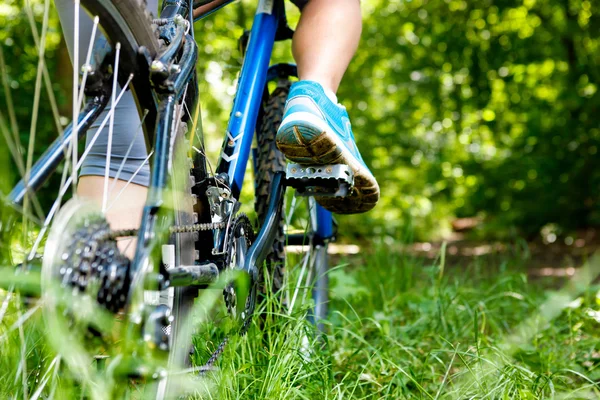 Close-up van vrouw paardrijden mountainbike buitenshuis. — Stockfoto