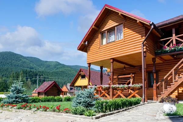 Hotel w górach carpatian. Ukraina. — Zdjęcie stockowe