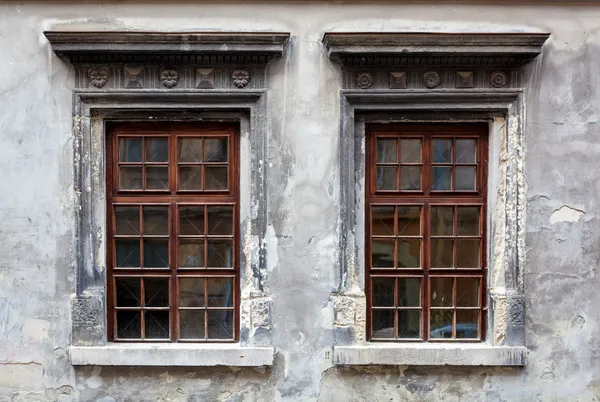 Twee vensters op een oude grijze stucwerk muur. — Stockfoto