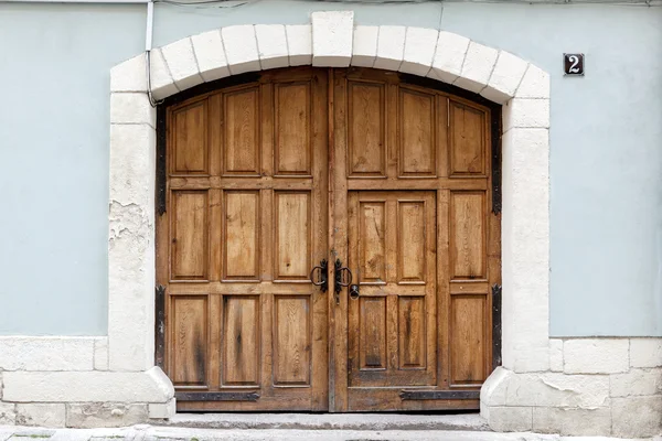 Stare brązowe drewniane drzwi. — Zdjęcie stockowe