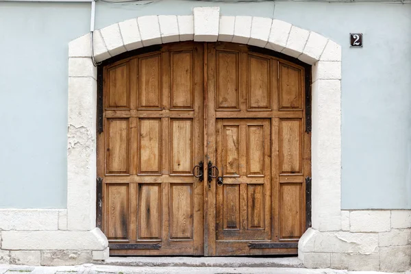 Vecchia porta di legno marrone. — Foto Stock