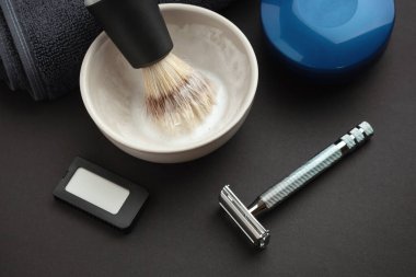 Siyah arka planda klasik erkek ıslak tıraşı için aksesuarlar..