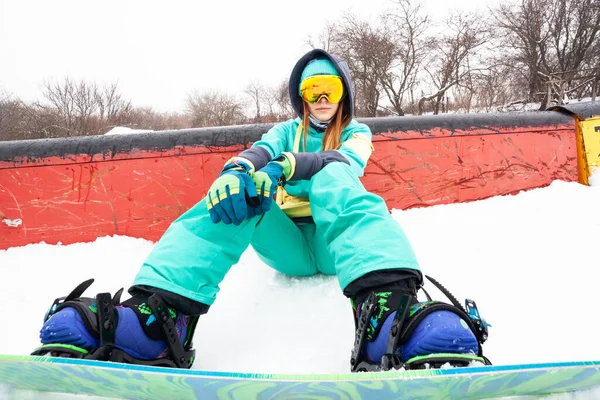 Retrato Bela Menina Snowboarder Jovem Feliz Com Snowboard — Fotografia de Stock