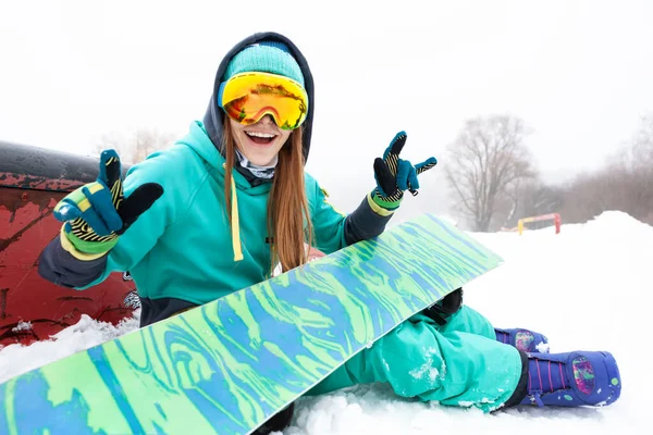 Retrato Bela Menina Snowboarder Jovem Feliz Com Snowboard — Fotografia de Stock