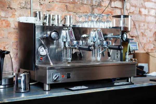 Närbild Traditionella Espresso Kaffebryggare Och Kaffekvarn — Stockfoto