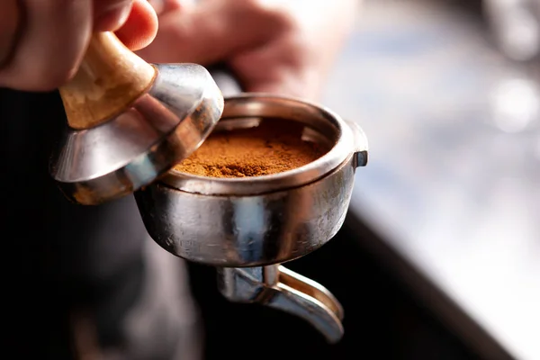 Barista Innehav Portafiltret Och Kaffe Tamper Att Göra Espresso Kaffe — Stockfoto