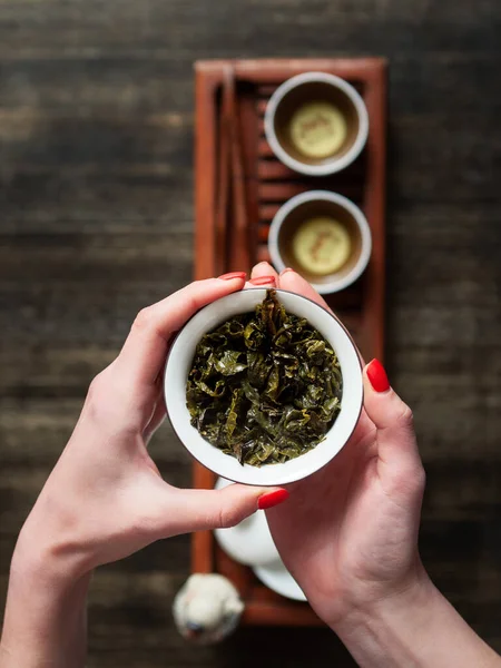 Elleriniz Chawan Çay Kasesi Yeşil Oolong Ile Tutuyor Üst Görüntü — Stok fotoğraf