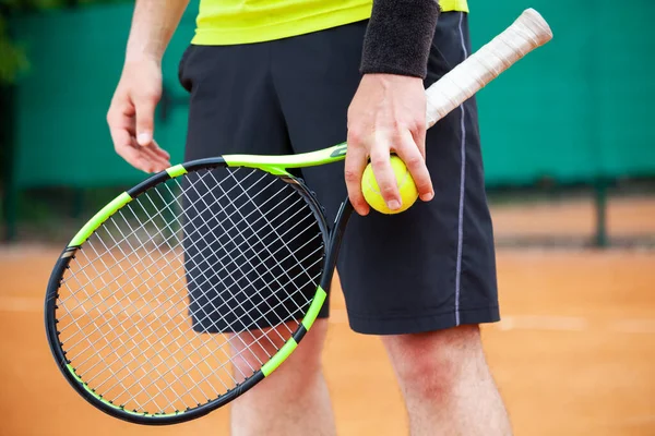 Fechar Jogador Tênis Masculino Segurando Raquete Bola — Fotografia de Stock