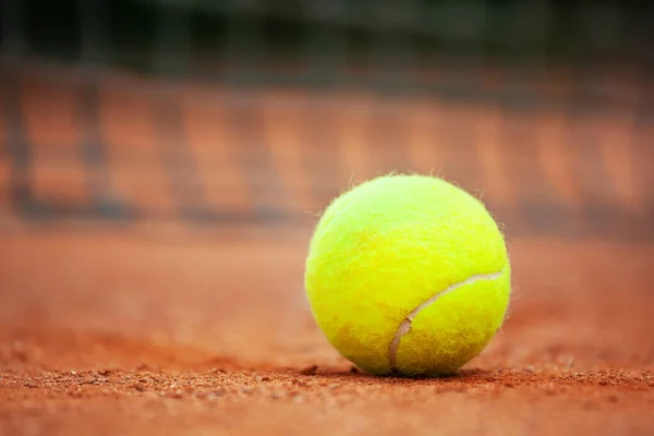 Sárga Teniszlabda Fekszik Salakos Pálya Közelről — Stock Fotó