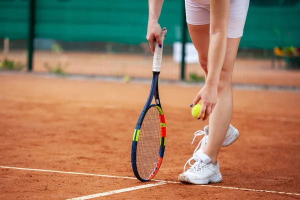 Jugadora Tenis Piernas Zapatillas Tenis Pie Una Cancha Arcilla Cerca —  Fotos de Stock