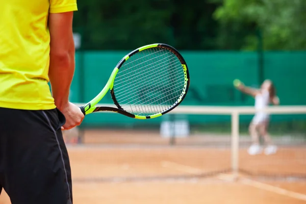 ラケットを準備位置に保持する男子テニス選手のミッドセクション — ストック写真
