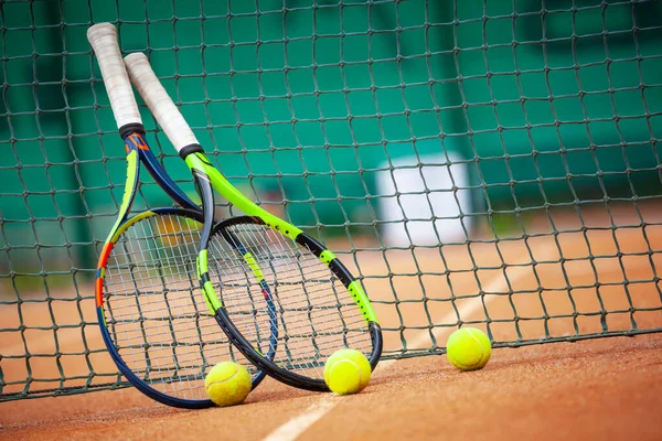 Dos Raquetas Pelotas Tenis Apoyadas Red —  Fotos de Stock