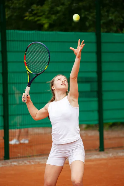 Jovem Bonito Jogador Tênis Feminino Servindo — Fotografia de Stock