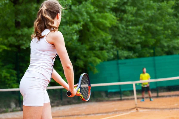 Jovem Bonito Jogador Tênis Feminino Servindo — Fotografia de Stock