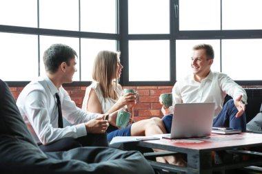 Gayri resmi bir ortamda eğlenen bir grup genç arkadaş..