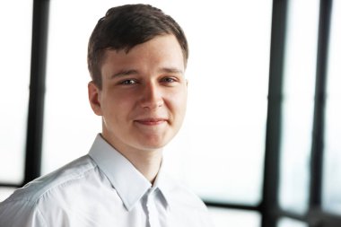 Kameraya bakan genç bir öğrencinin portresi.