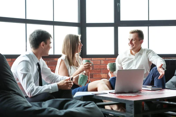 Gayri resmi bir ortamda eğlenen bir grup genç arkadaş..