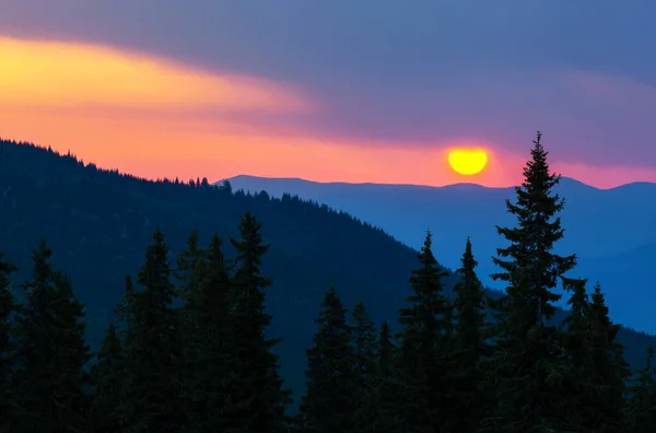 Prachtige Zonsondergang Karpaten Bergen Buurt Van Dragobrat Dorp Oekraïne — Stockfoto