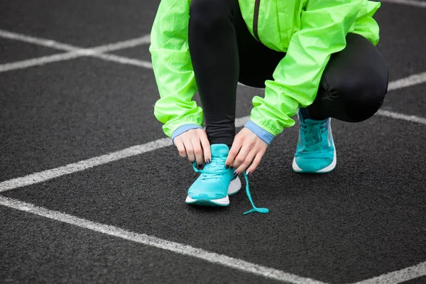 Beskuren Bild Kvinna Som Knyta Sina Skosnören Innan Kör Stadium — Stockfoto