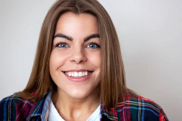 Studio Portret Van Gelukkige Jonge Vrouw Geruite Hemd Poseren Tegen — Stockfoto