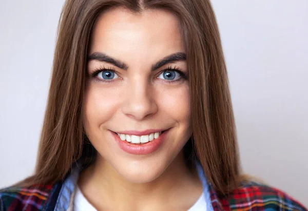 Estúdio Retrato Feliz Jovem Mulher Xadrez Camisa Posando Contra Parede — Fotografia de Stock