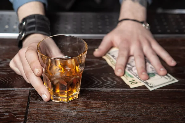酒吧招待端着一杯威士忌 把钱拿走了 — 图库照片